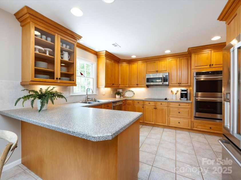 4925 Cedar Forest Drive, Charlotte, NC 28226.  MLS# CAR4262850, YatesRealty ID 16408. 