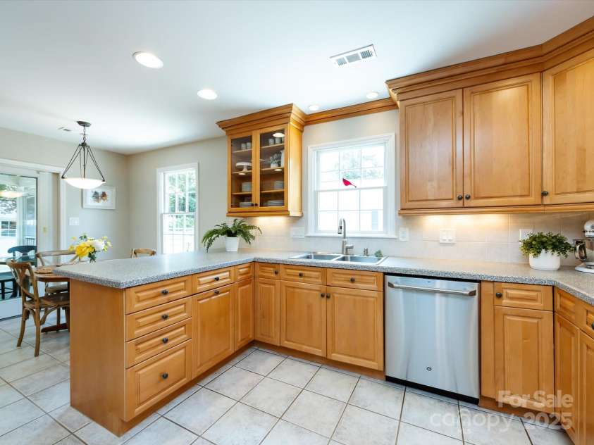 4925 Cedar Forest Drive, Charlotte, NC 28226.  MLS# CAR4262850, YatesRealty ID 16408. 