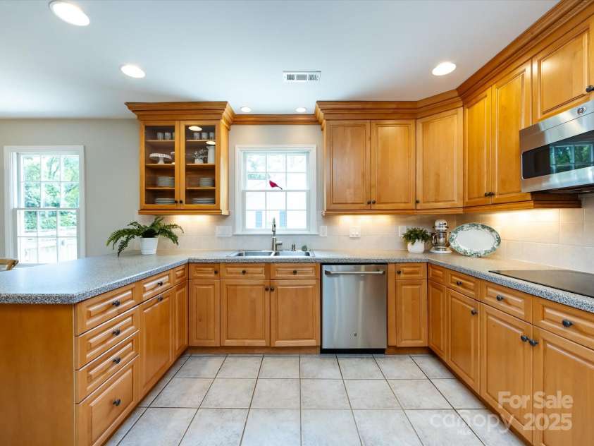 4925 Cedar Forest Drive, Charlotte, NC 28226.  MLS# CAR4262850, YatesRealty ID 16408. 