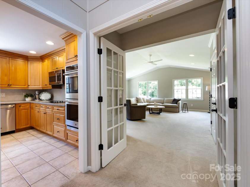 4925 Cedar Forest Drive, Charlotte, NC 28226.  MLS# CAR4262850, YatesRealty ID 16408. 