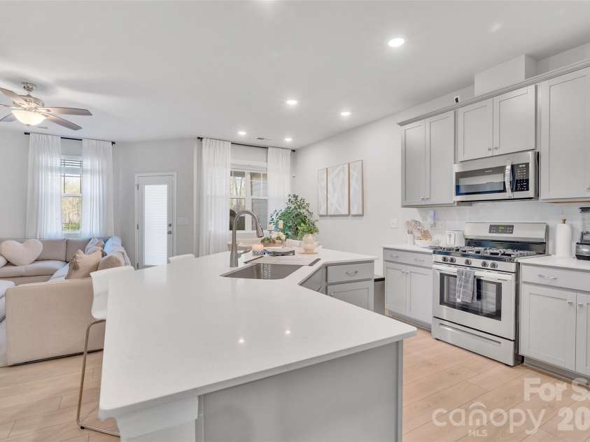 906 Park Bend Trail, Tega Cay, SC 29708.  MLS# CAR4363027, YatesRealty ID 16409. Kitchen