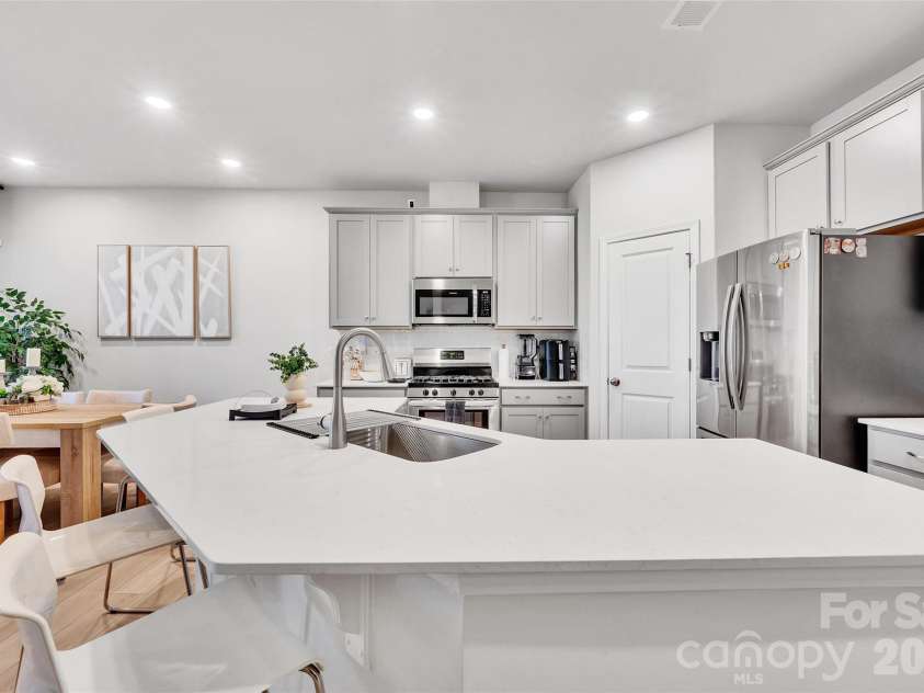 906 Park Bend Trail, Tega Cay, SC 29708.  MLS# CAR4363027, YatesRealty ID 16409. Kitchen Island