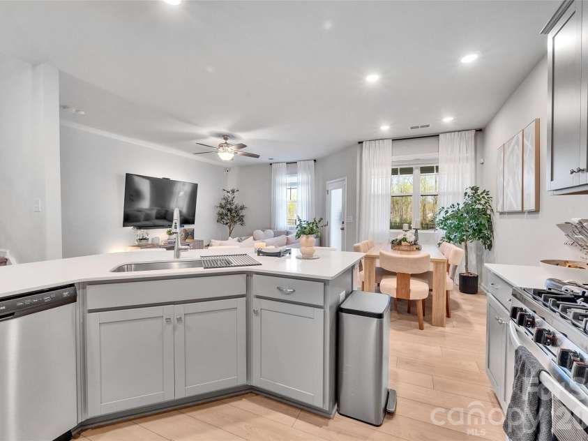 906 Park Bend Trail, Tega Cay, SC 29708.  MLS# CAR4363027, YatesRealty ID 16409. Kitchen with gas range