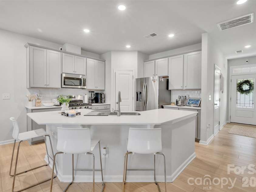 906 Park Bend Trail, Tega Cay, SC 29708.  MLS# CAR4363027, YatesRealty ID 16409. Welcome to 906 Park Bend Trail