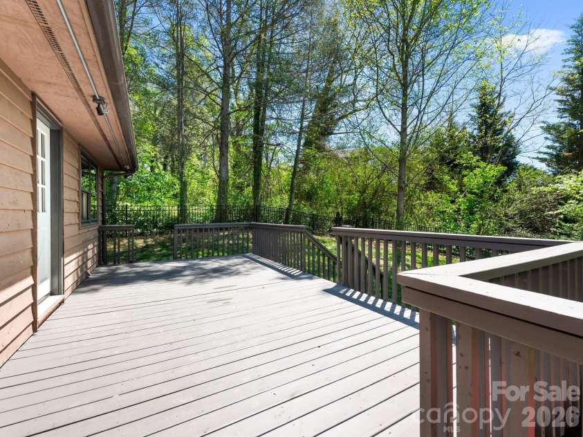 21 Dogwood Grove, Asheville, NC 28805.  MLS# CAR4371801, YatesRealty ID 16410. Deck 