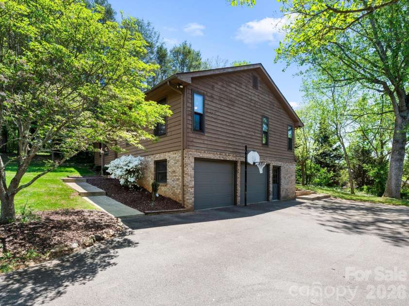 21 Dogwood Grove, Asheville, NC 28805.  MLS# CAR4371801, YatesRealty ID 16410. Driveway leading to Garage 