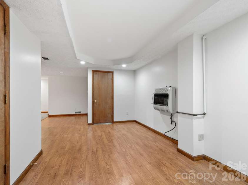 21 Dogwood Grove, Asheville, NC 28805.  MLS# CAR4371801, YatesRealty ID 16410. Family Room