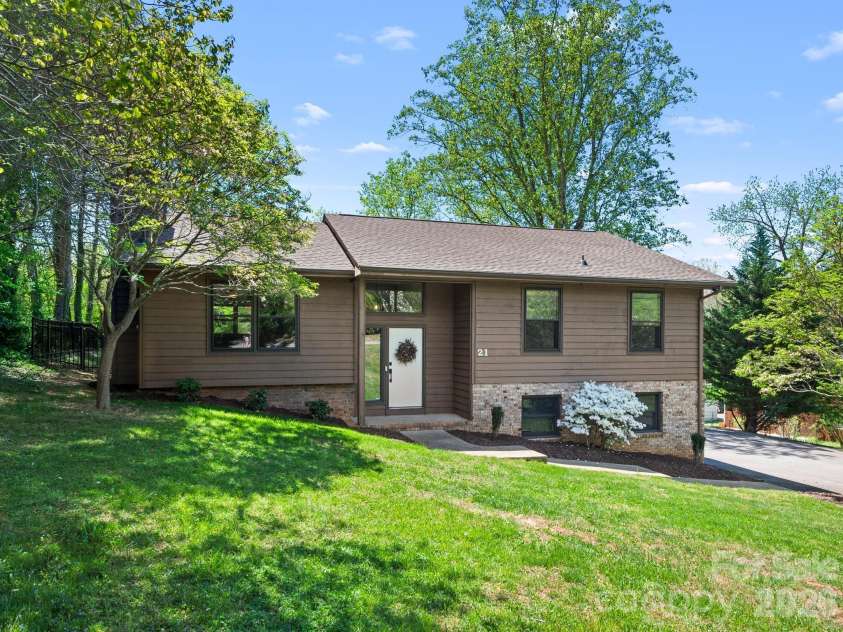21 Dogwood Grove, Asheville, NC 28805.  MLS# CAR4371801, YatesRealty ID 16410. Front of the Home 