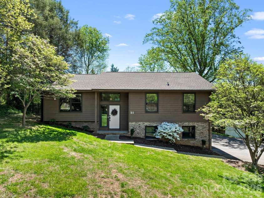 21 Dogwood Grove, Asheville, NC 28805.  MLS# CAR4371801, YatesRealty ID 16410. Front of the Home 