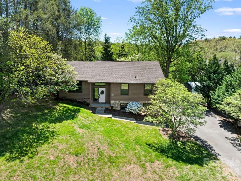 21 Dogwood Grove, Asheville, NC 28805.  MLS# CAR4371801, YatesRealty ID 16410. Front of the Home 