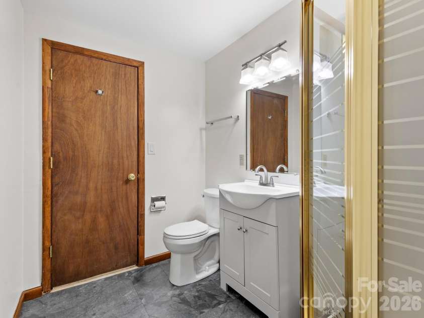 21 Dogwood Grove, Asheville, NC 28805.  MLS# CAR4371801, YatesRealty ID 16410. Full Bathroom