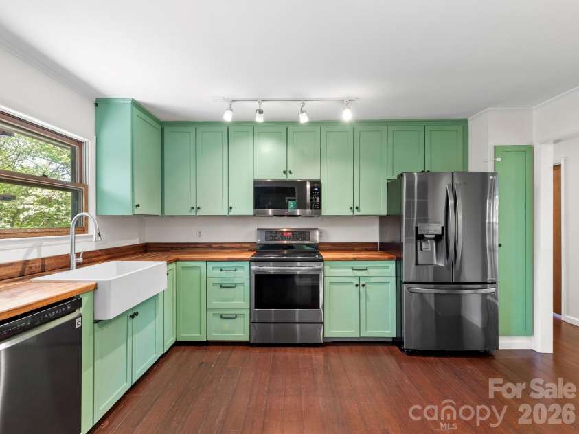 21 Dogwood Grove, Asheville, NC 28805.  MLS# CAR4371801, YatesRealty ID 16410. Kitchen