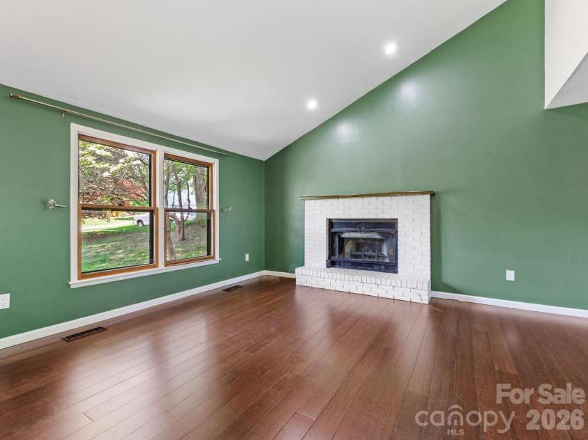 21 Dogwood Grove, Asheville, NC 28805.  MLS# CAR4371801, YatesRealty ID 16410. Living Room 