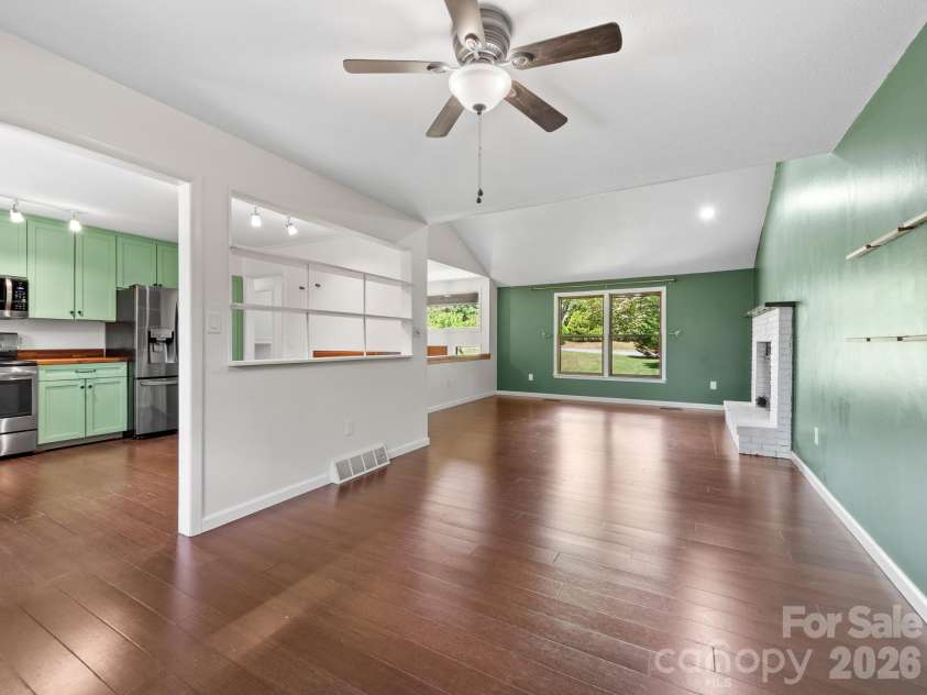 21 Dogwood Grove, Asheville, NC 28805.  MLS# CAR4371801, YatesRealty ID 16410. Living Room