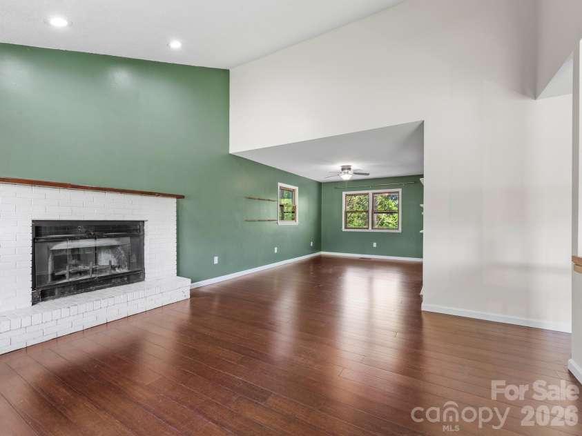 21 Dogwood Grove, Asheville, NC 28805.  MLS# CAR4371801, YatesRealty ID 16410. Living Room/Dining Area