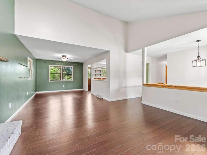 21 Dogwood Grove, Asheville, NC 28805.  MLS# CAR4371801, YatesRealty ID 16410. Living Room/Dining Area