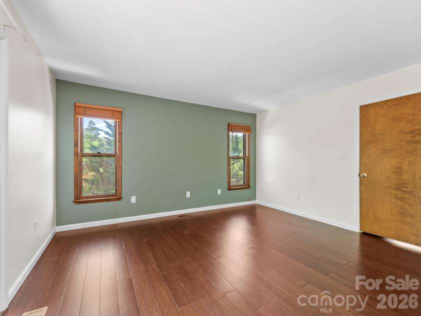 21 Dogwood Grove, Asheville, NC 28805.  MLS# CAR4371801, YatesRealty ID 16410. Primary Bedroom