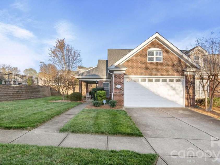 2820 Summer Valley Court, Charlotte, NC 28269.  MLS# CAR4357161, YatesRealty ID 16412. 