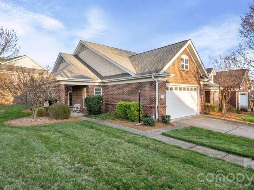 2820 Summer Valley Court, Charlotte, NC 28269.  MLS# CAR4357161, YatesRealty ID 16412. 