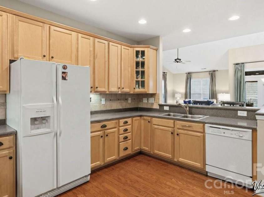 2820 Summer Valley Court, Charlotte, NC 28269.  MLS# CAR4357161, YatesRealty ID 16412. 
