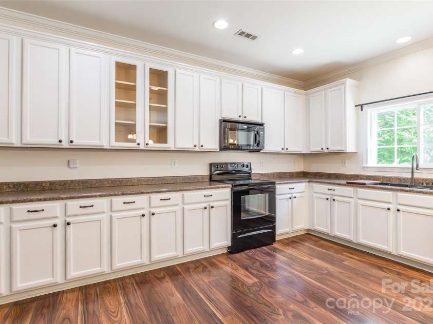 9312 Seamill Road, Charlotte, NC 28278.  MLS# CAR4319074, YatesRealty ID 16412. 