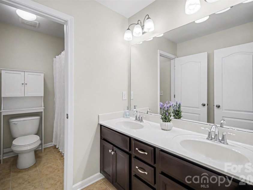 1000 Damson Lane, Waxhaw, NC 28173.  MLS# CAR4354245, YatesRealty ID 16415. Full Bathroom 3