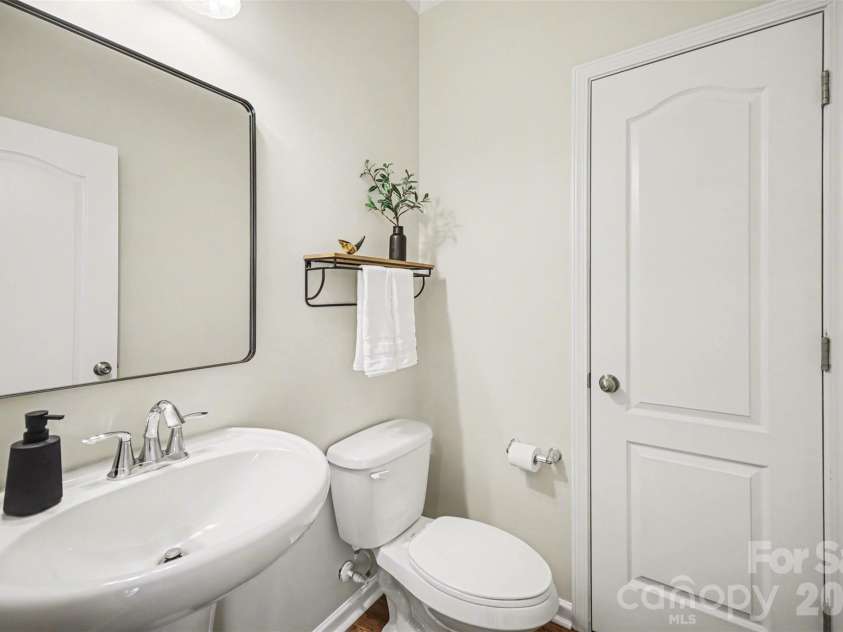 1000 Damson Lane, Waxhaw, NC 28173.  MLS# CAR4354245, YatesRealty ID 16415. Half Bathroom