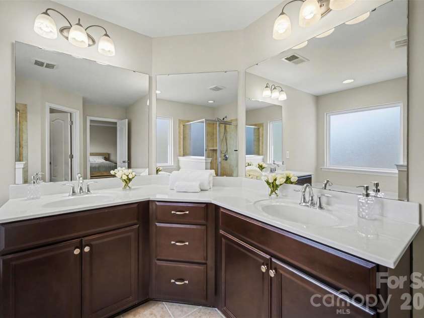 1000 Damson Lane, Waxhaw, NC 28173.  MLS# CAR4354245, YatesRealty ID 16415. Primary Bathroom