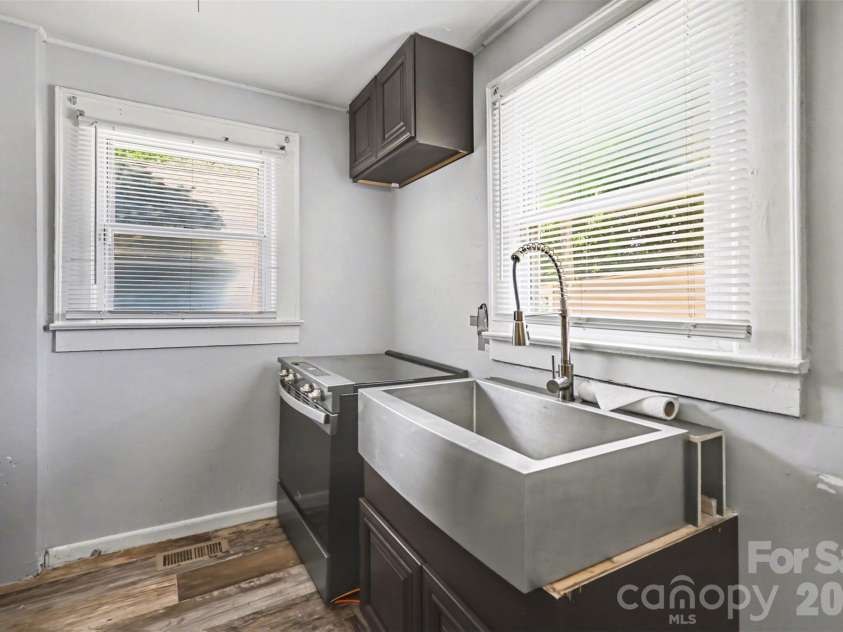 222 Linwood Avenue, Charlotte, NC 28216.  MLS# CAR4352513, YatesRealty ID 16419. Kitchen