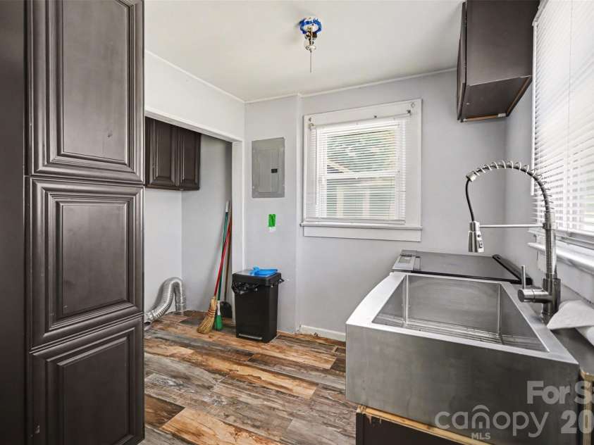 222 Linwood Avenue, Charlotte, NC 28216.  MLS# CAR4352513, YatesRealty ID 16419. Kitchen