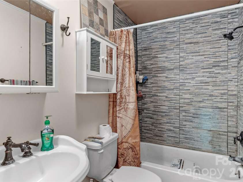 3700 Pleasant Garden Road, Greensboro, NC 27406.  MLS# CAR4374119, YatesRealty ID 16422. 