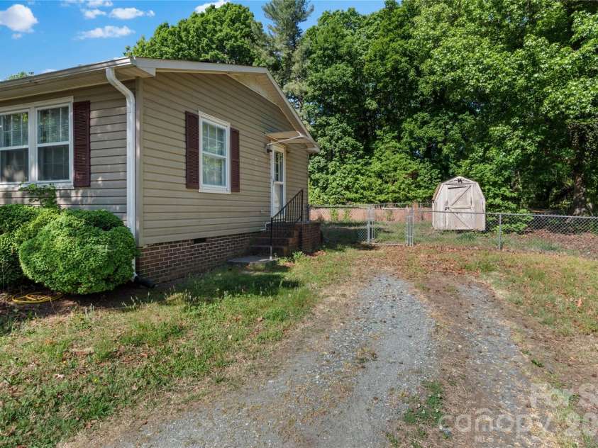 3700 Pleasant Garden Road, Greensboro, NC 27406.  MLS# CAR4374119, YatesRealty ID 16422. 