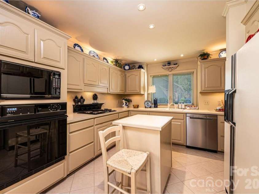 3725 Rock Bridge Drive, Conover, NC 28613.  MLS# CAR4368528, YatesRealty ID 16423. 