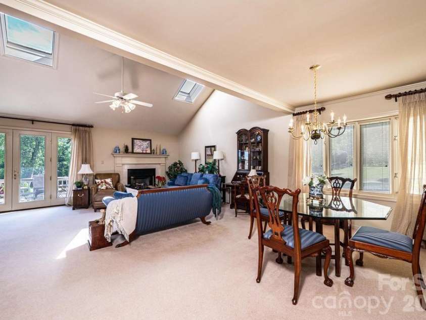 3725 Rock Bridge Drive, Conover, NC 28613.  MLS# CAR4423311, YatesRealty ID 16423. Extra side window for the end unit.