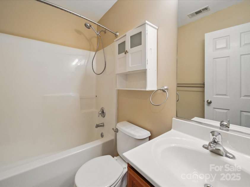 9564 Kings Parade Boulevard, Charlotte, NC 28273.  MLS# CAR4265254, YatesRealty ID 16423. Full Bath on 3rd floor