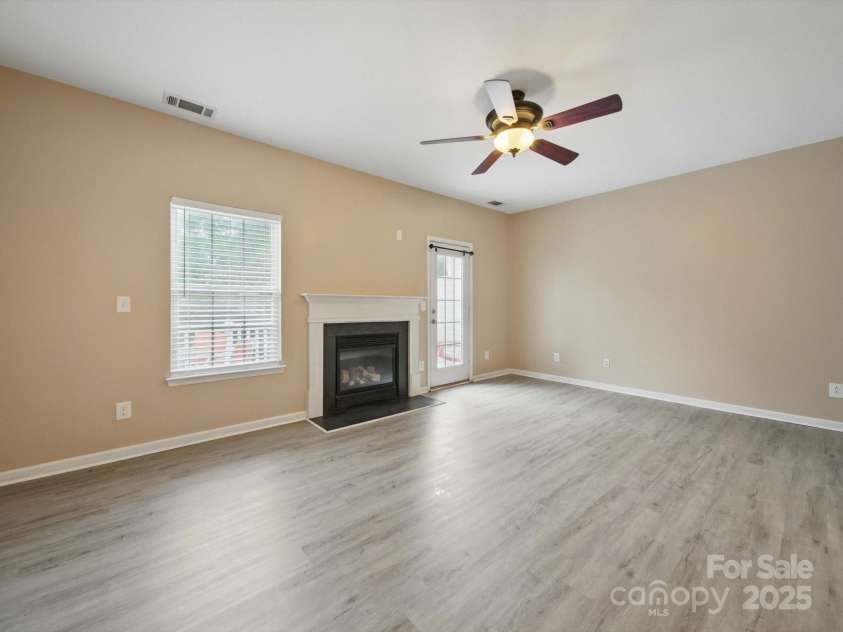 9564 Kings Parade Boulevard, Charlotte, NC 28273.  MLS# CAR4265254, YatesRealty ID 16423. Great Room with fireplace