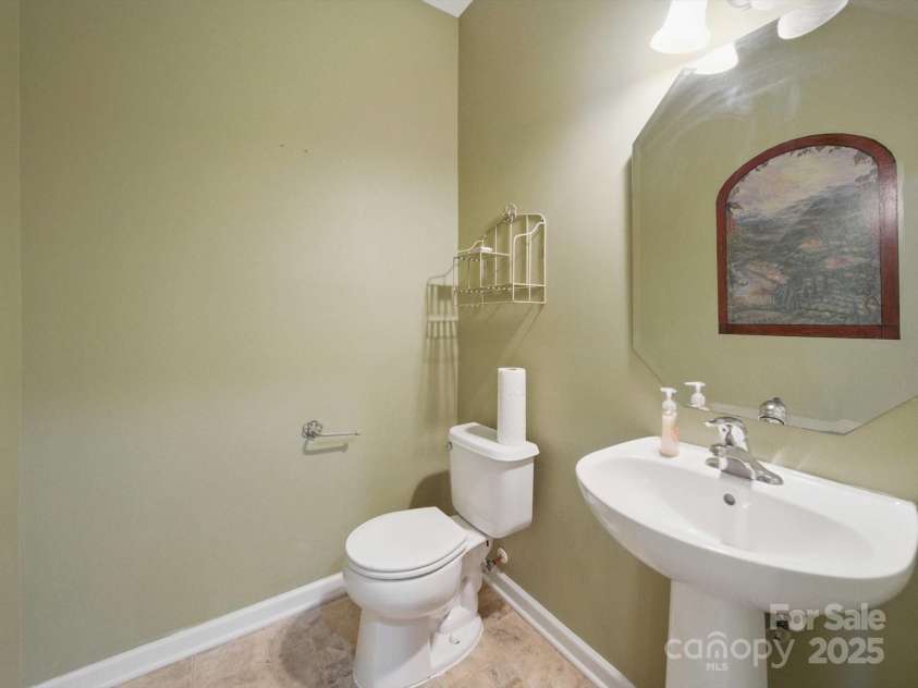 9564 Kings Parade Boulevard, Charlotte, NC 28273.  MLS# CAR4265254, YatesRealty ID 16423. Half Bath on Main