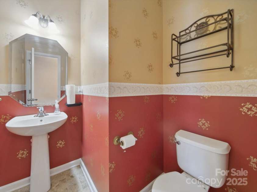 9564 Kings Parade Boulevard, Charlotte, NC 28273.  MLS# CAR4265254, YatesRealty ID 16423. Half Bath on Upper