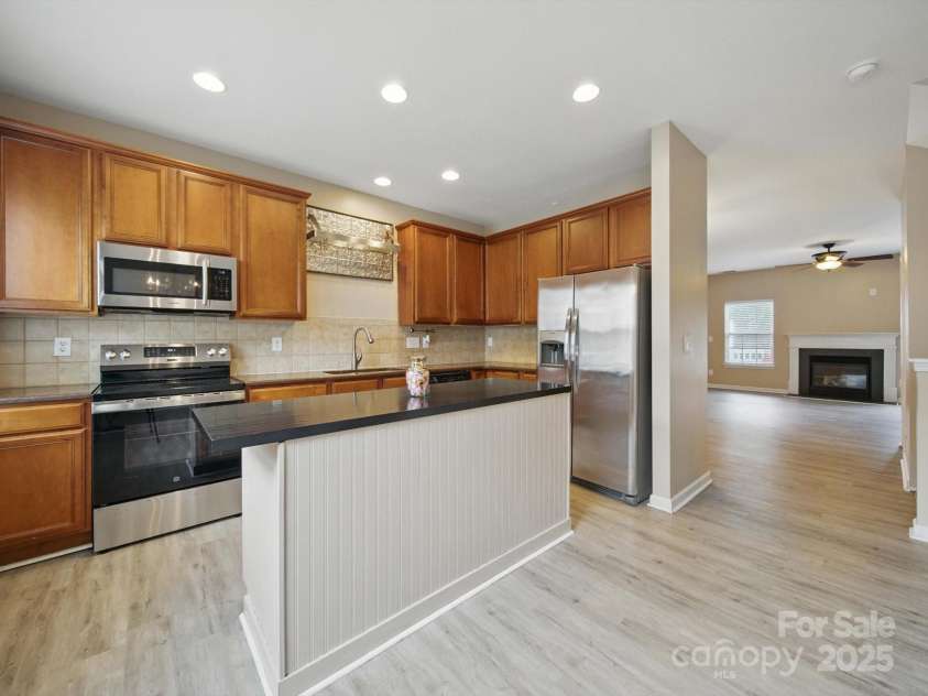 9564 Kings Parade Boulevard, Charlotte, NC 28273.  MLS# CAR4265254, YatesRealty ID 16423. Kitchen with new stove