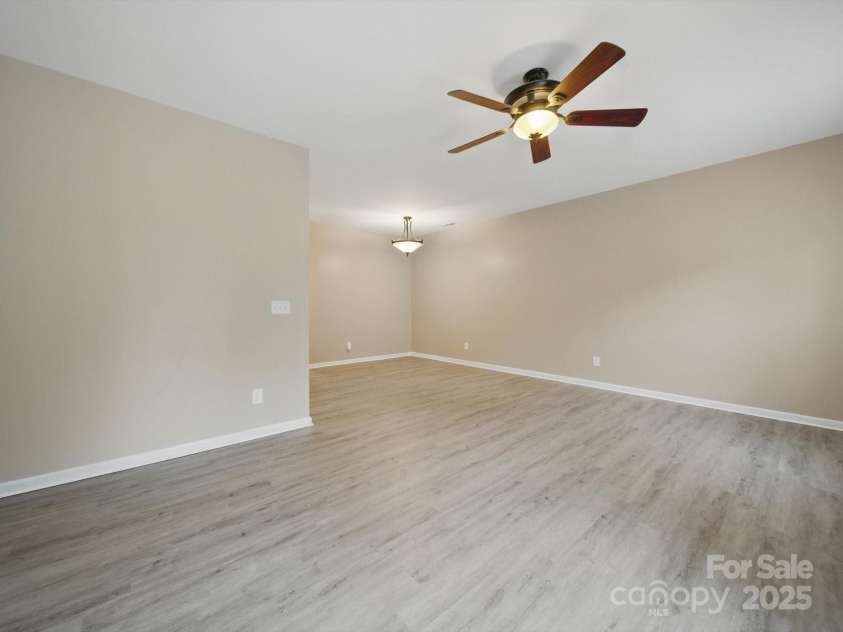 9564 Kings Parade Boulevard, Charlotte, NC 28273.  MLS# CAR4265254, YatesRealty ID 16423. Open floor plan for Great room and Dining area