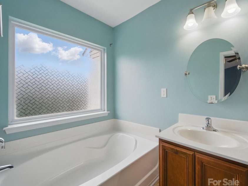 9564 Kings Parade Boulevard, Charlotte, NC 28273.  MLS# CAR4265254, YatesRealty ID 16423. Primary En Suite with garden tub and dual vanities
