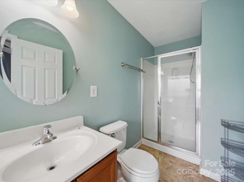 9564 Kings Parade Boulevard, Charlotte, NC 28273.  MLS# CAR4265254, YatesRealty ID 16423. Primary En Suite with separate shower