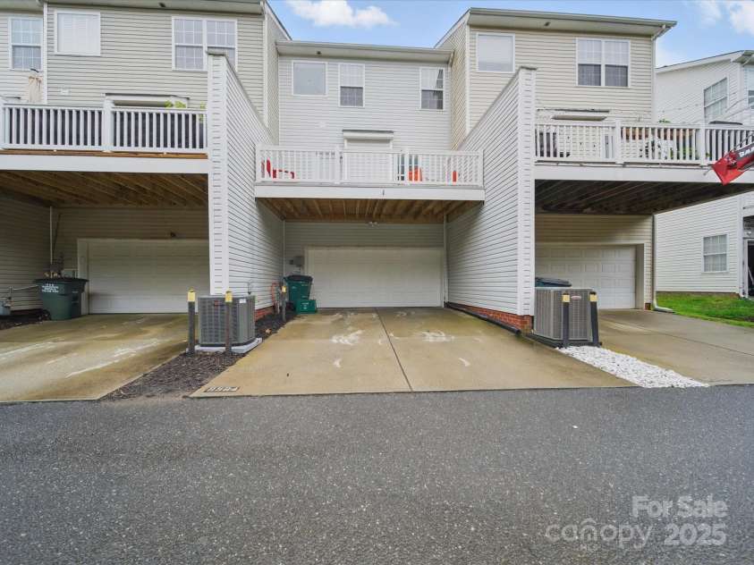 9564 Kings Parade Boulevard, Charlotte, NC 28273.  MLS# CAR4265254, YatesRealty ID 16423. Rear 2 Car Garage