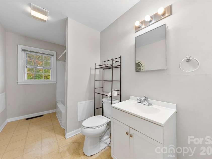 405 Belmont Mount Holly Road, Belmont, NC 28012.  MLS# CAR4324574, YatesRealty ID 16424. 