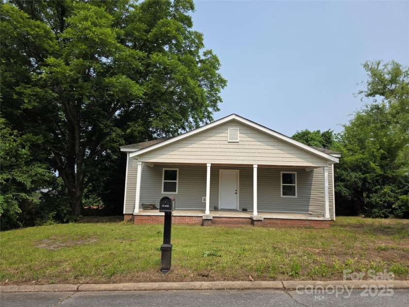 38 Holly Street, Great Falls, SC 29055.  MLS# CAR4265978, YatesRealty ID 16427. 