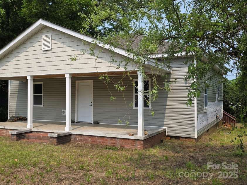 38 Holly Street, Great Falls, SC 29055.  MLS# CAR4265978, YatesRealty ID 16427. 