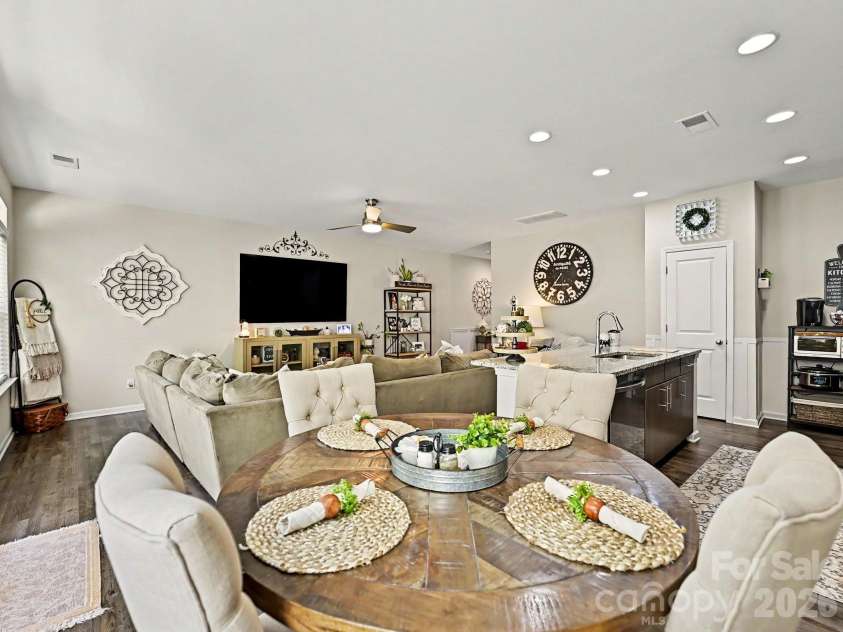 2704 Cregstone Way, Fort Mill, SC 29715.  MLS# CAR4362917, YatesRealty ID 16428. Breakfast area
