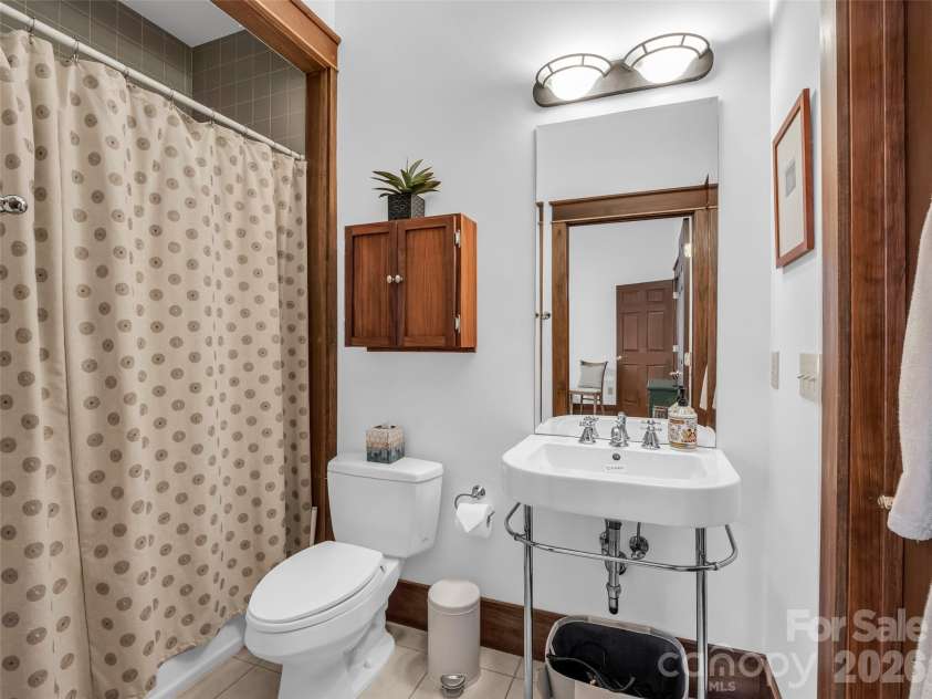720 Overlook Drive, Flat Rock, NC 28731.  MLS# CAR4365121, YatesRealty ID 16429. 4th Full Bath