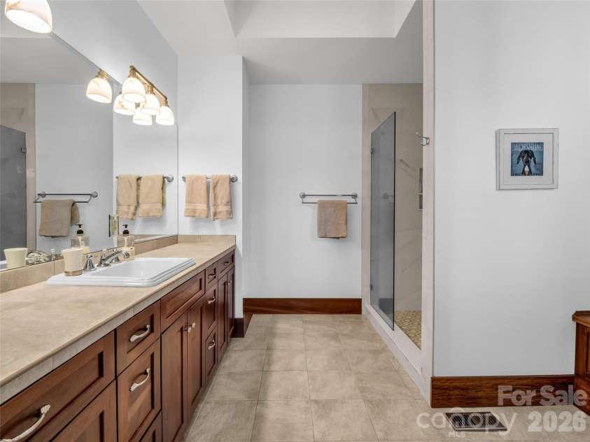 720 Overlook Drive, Flat Rock, NC 28731.  MLS# CAR4365121, YatesRealty ID 16429. Well-appointed guest bath