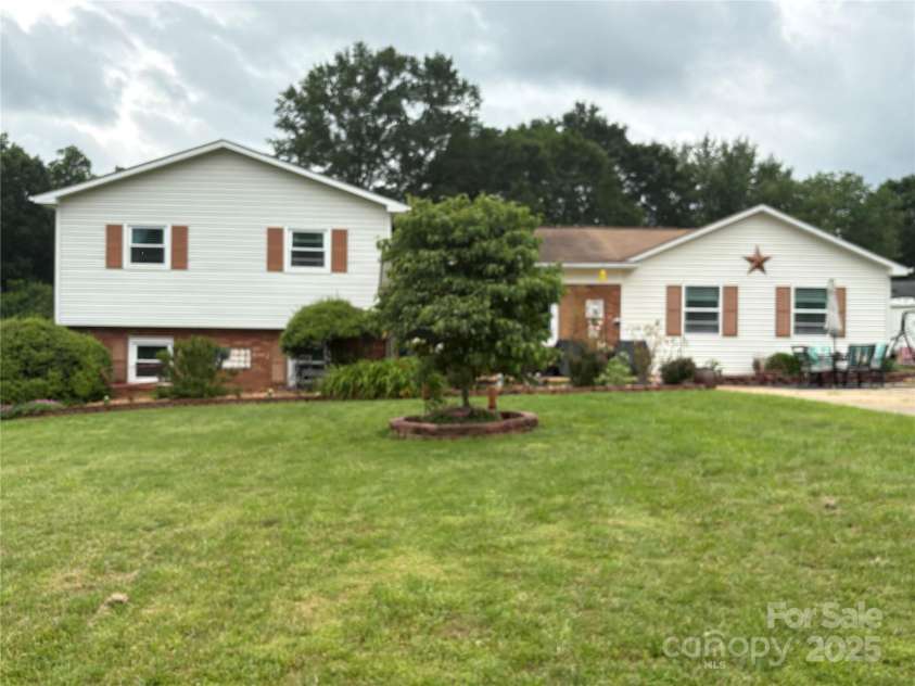 1895 Sandy Circle, Newton, NC 28658.  MLS# CAR4265994, YatesRealty ID 16430. 